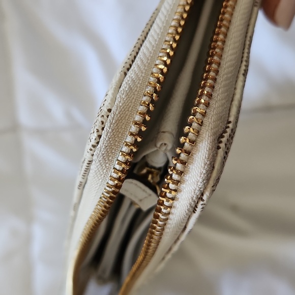 Michael kors White zip closure long wallet - Picture 8 of 8